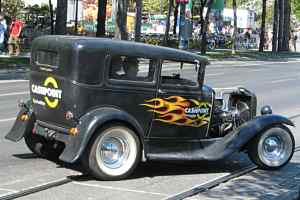 Hot Rod mit Flammenlackierung