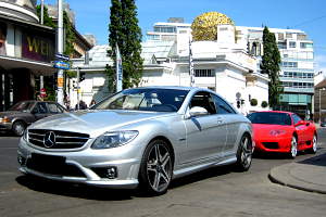 Mercedes SL mit Ferrari