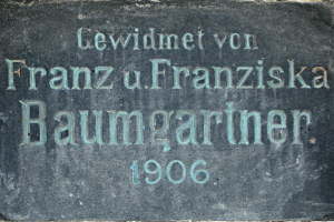 Schild gewidmet Baumgartner 1906