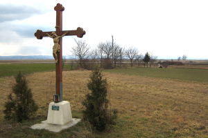 Friedenskreuz, dahinter Kuawoad-Feldkreuz