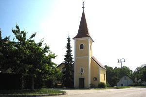 Heiliger Florian hinter Kirche