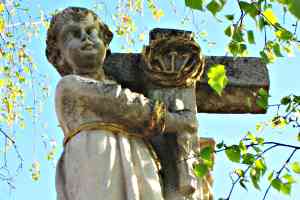 Marterl mit Kind und Kreuz