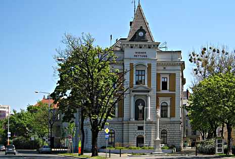 Marterl vor Wiener Rettungsgebäude