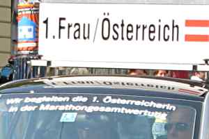 Smart mit Schild 1. Frau