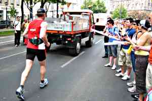 Marathonläufer und Müllwagen